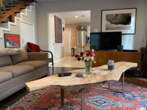 Artist Refuge in Beautiful Oak-lined Neighborhood